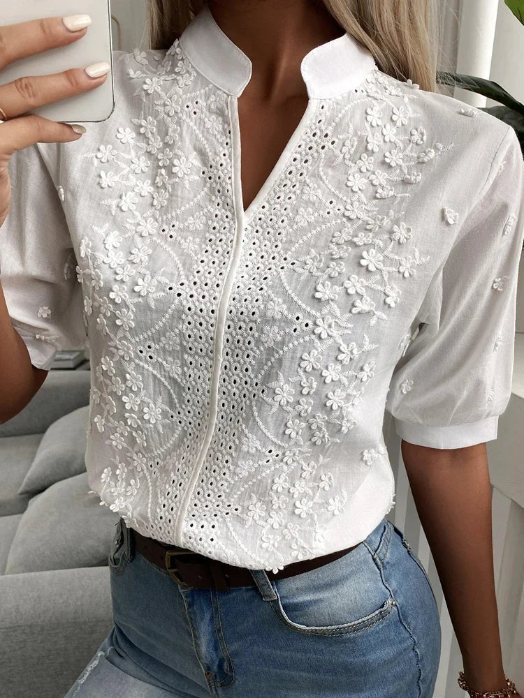 Zomer-Bloemen-Borduren-Lace-Blouse-Vrouwen-Hollow-Out-Stand-Kraag-V-hals-Casual-Shirt-Elegante-Korte_b0aca3af-7a39-4e5d-9a1e-2358ebadd53b.jpg